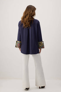 Camicia blu navy con dettagli etnici