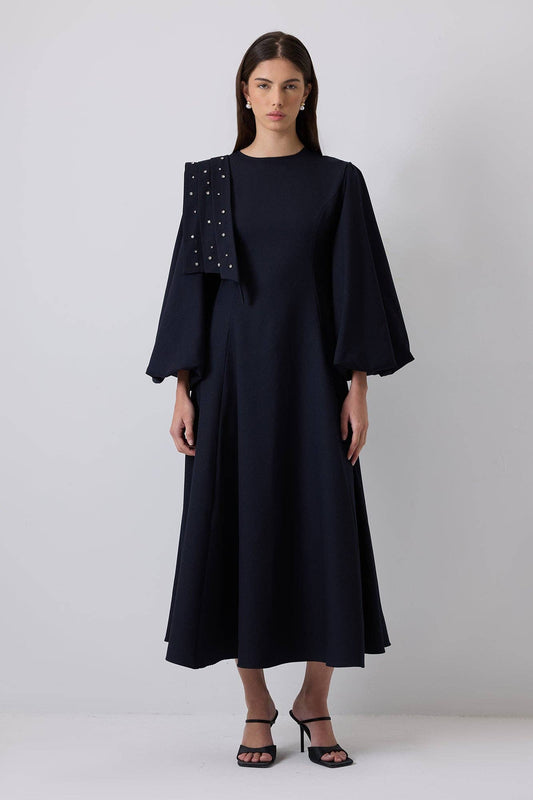 Abito lungo con maniche a palloncino e applicazioni di pietre