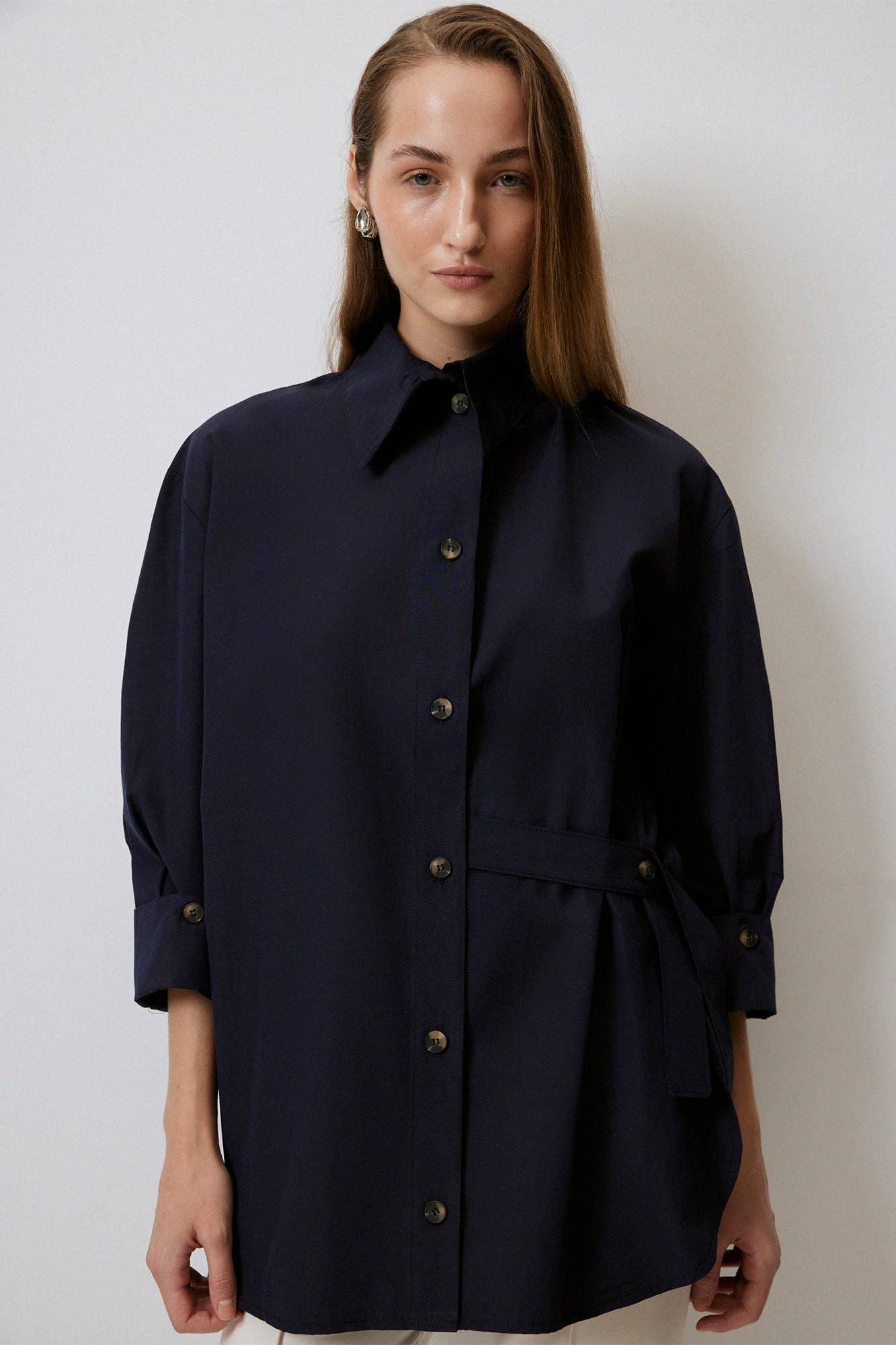 Camicia asimmetrica blu navy con cintura in cotone misto