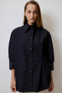 Camicia asimmetrica blu navy con cintura in cotone misto
