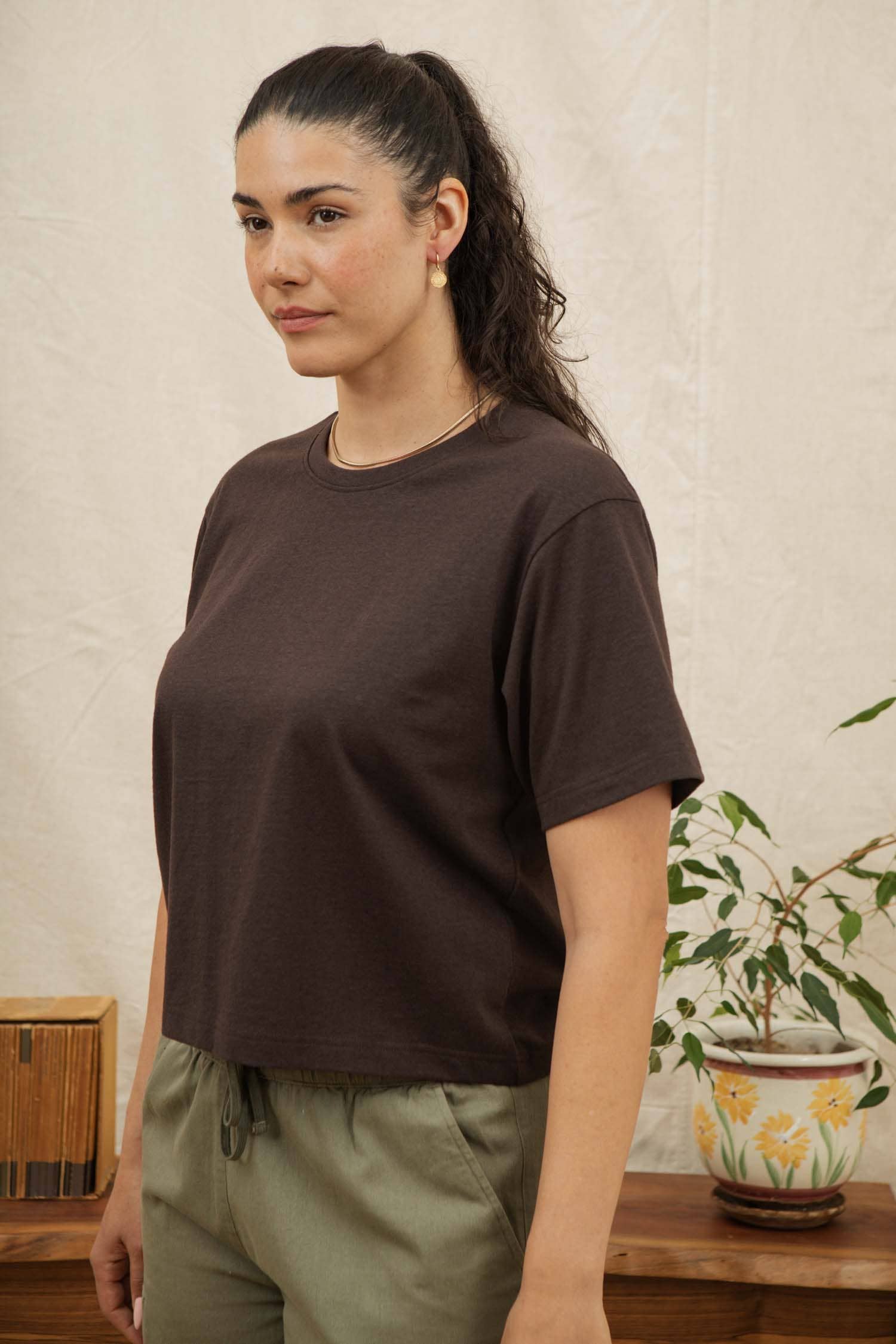 T-shirt boxy in cotone riciclato color tartufo