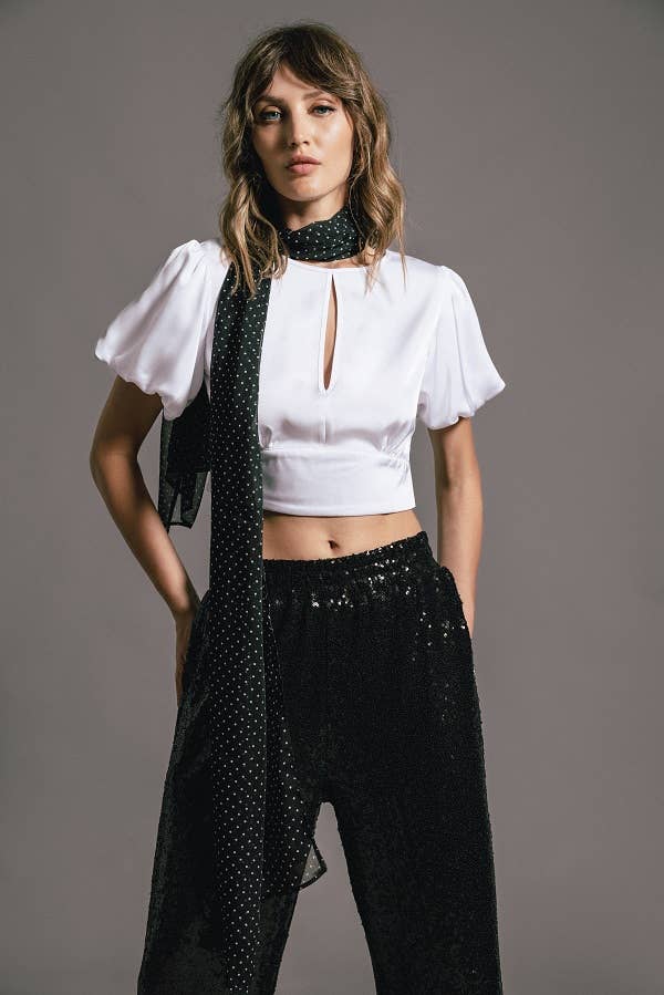Top crop bianco con maniche a palloncino e cut-out
