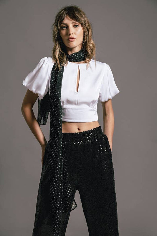 Top crop bianco con maniche a palloncino e cut-out