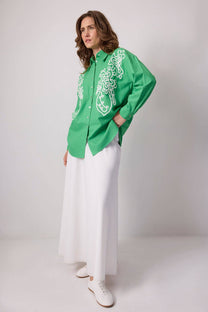 Camicia oversize verde ricamata con motivo astratto in misto cotone