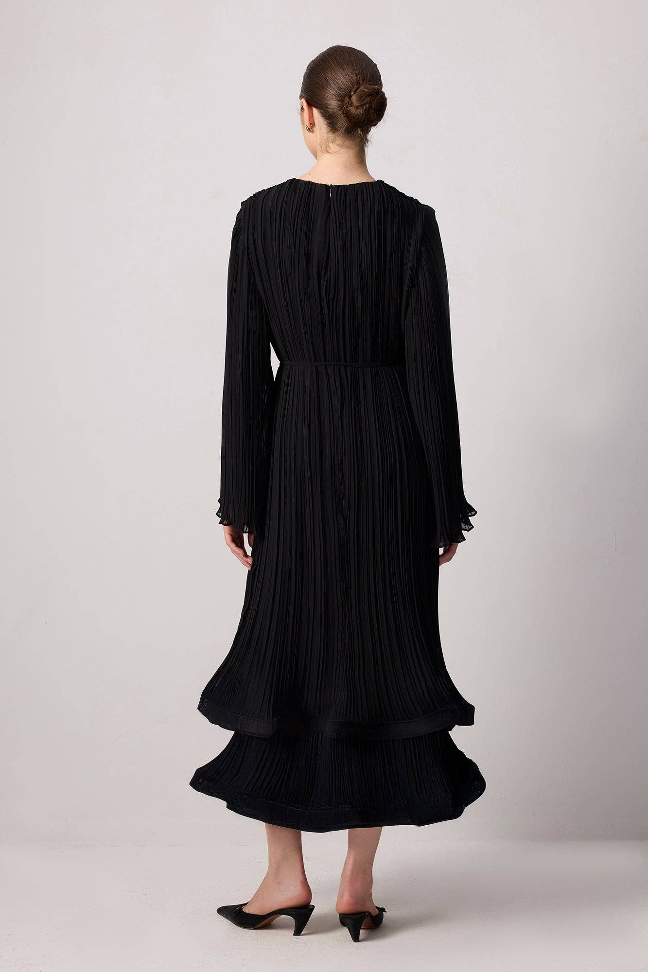 Abito lungo elegante in chiffon plissettato con maniche fluide