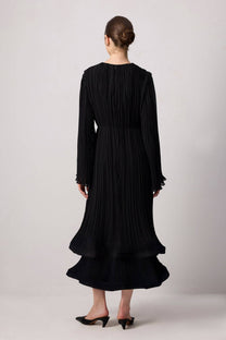 Abito lungo elegante in chiffon plissettato con maniche fluide
