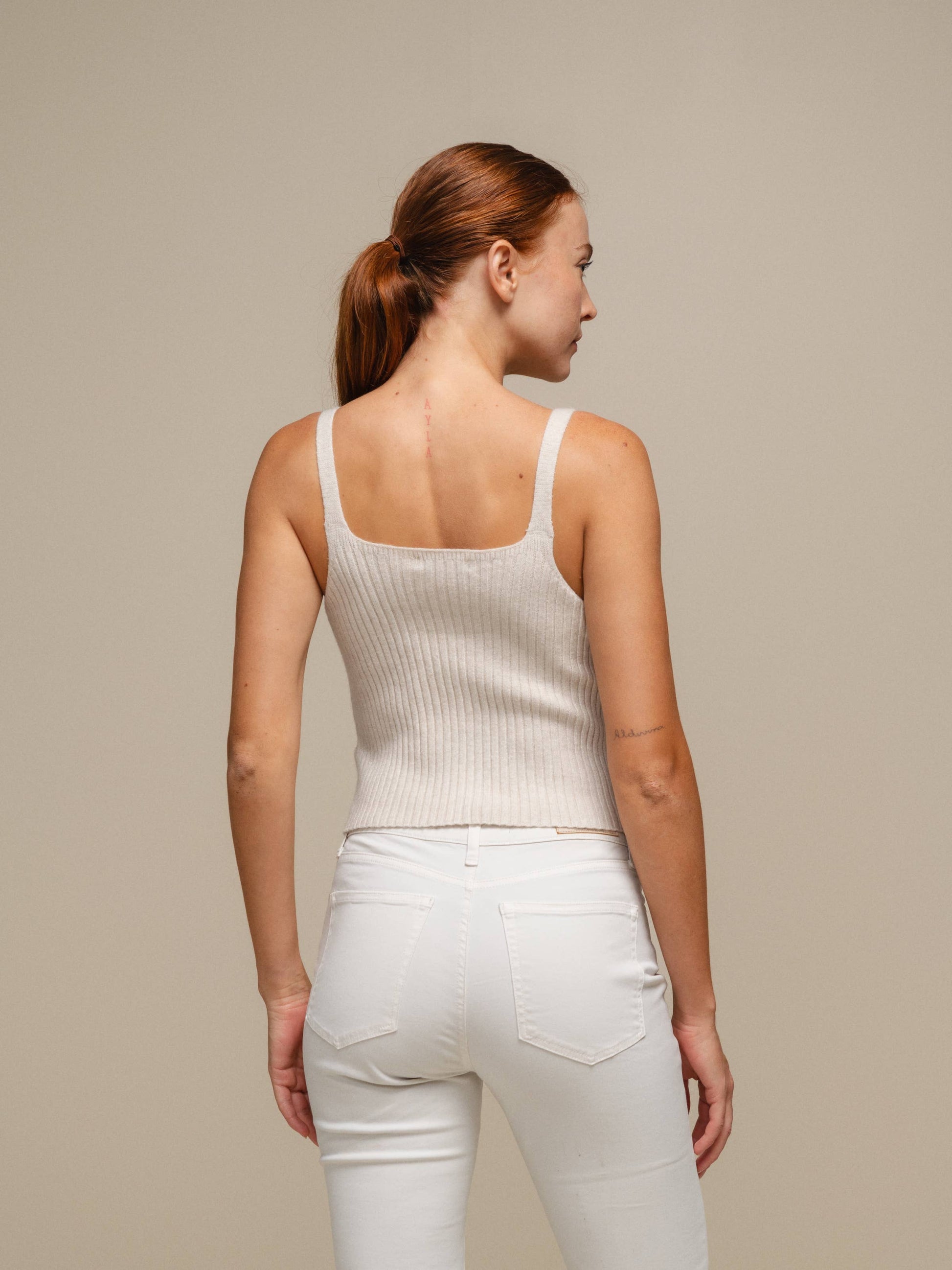 Top in maglia a coste con scollo a V