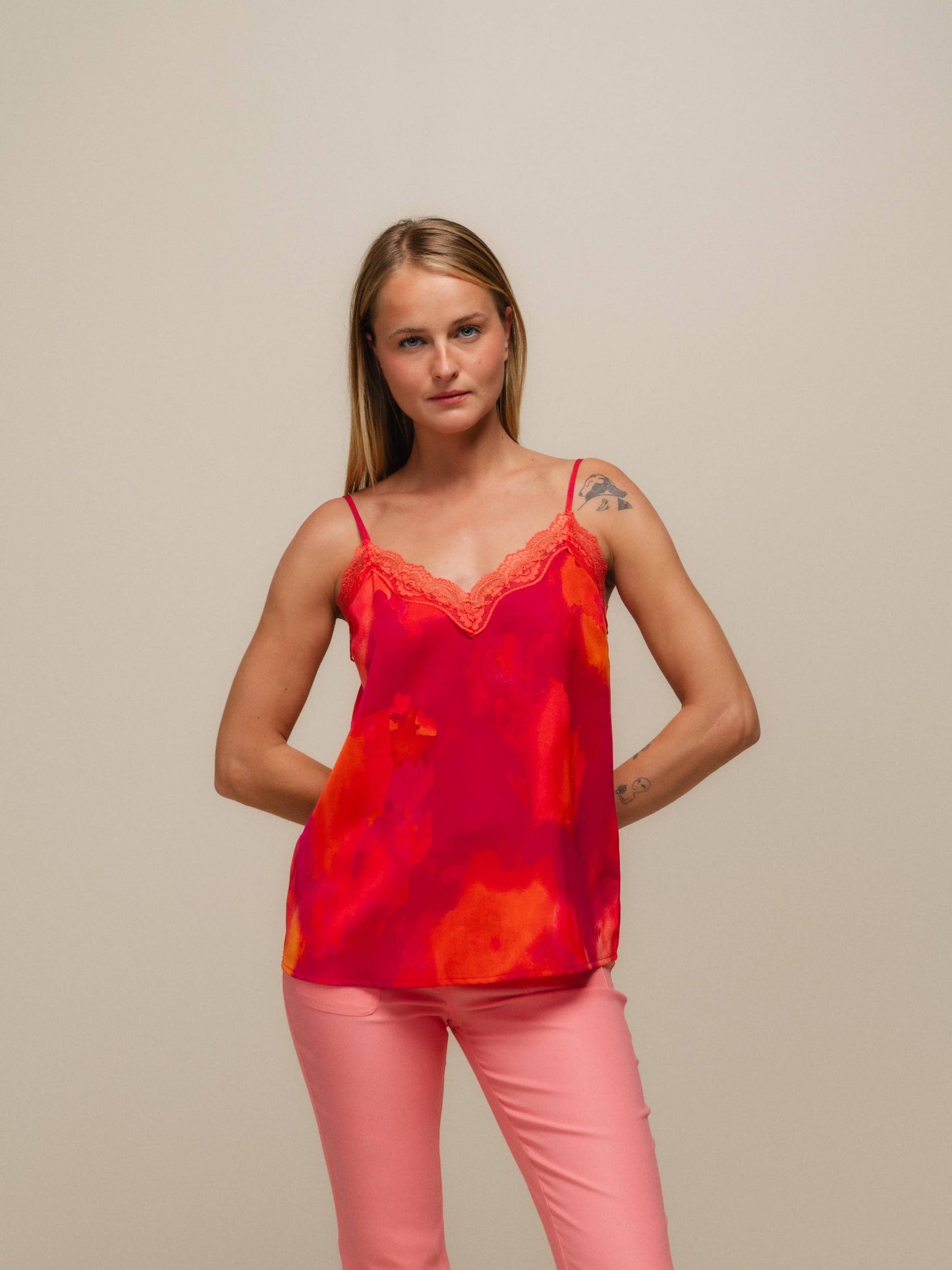 Top stampato con pizzo e scollo a V