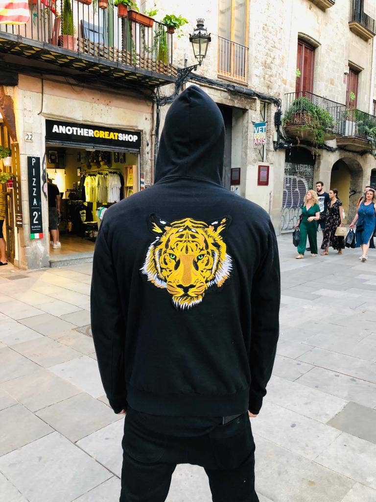 Felpa oversize nera unisex con cappuccio e ricamo tigre