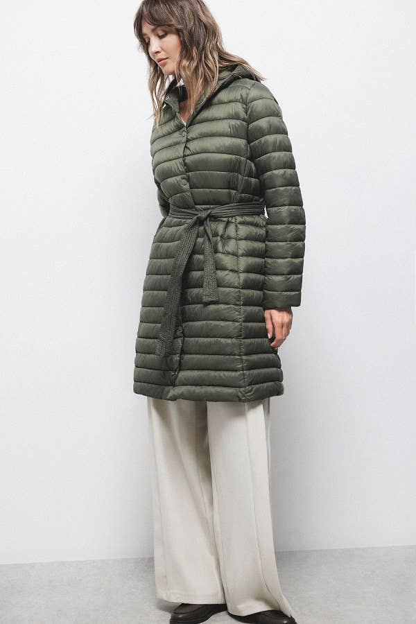 Parka trapuntato lungo con cappuccio e cintura