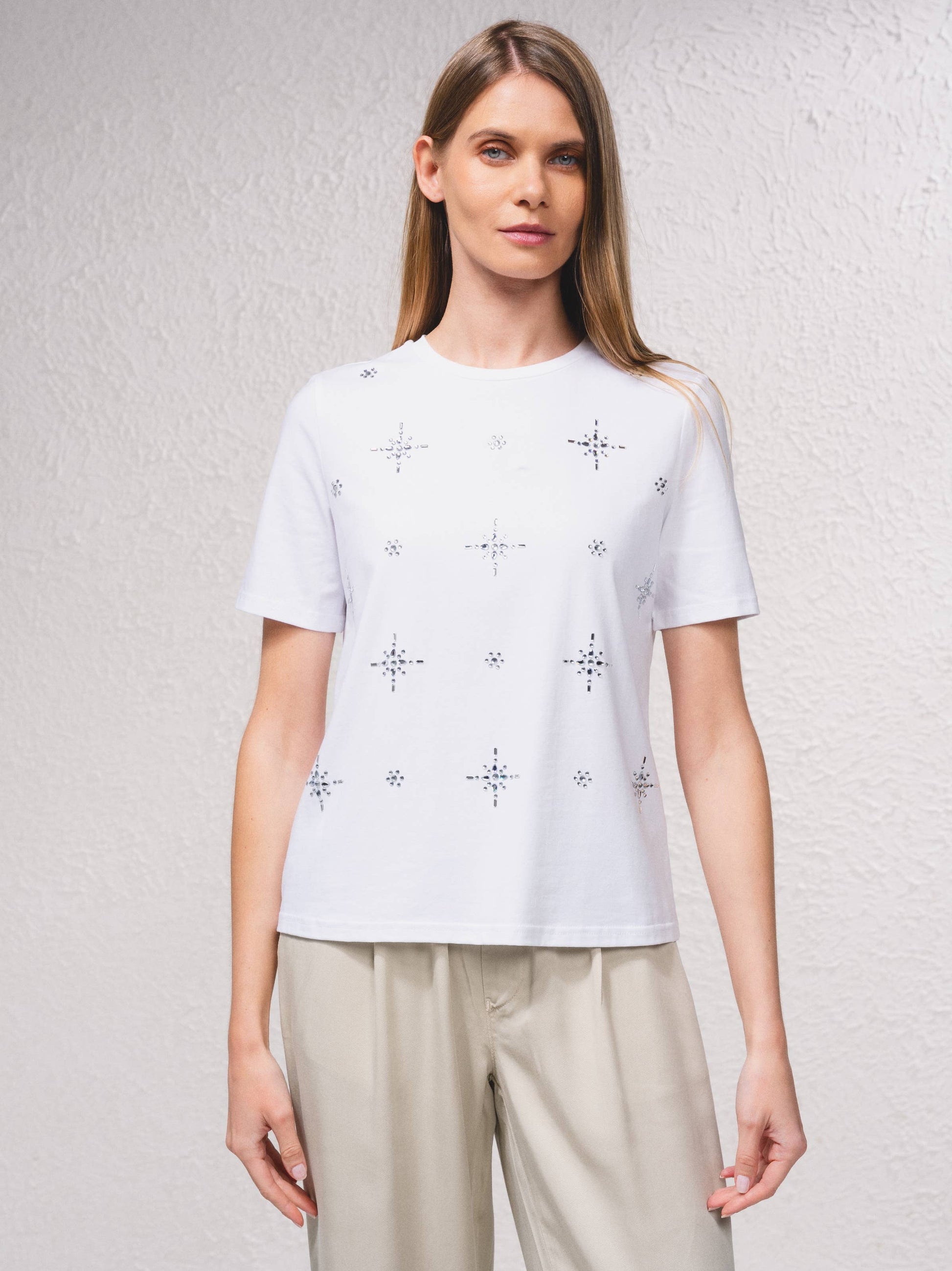 T-shirt bianca con applicazioni brillanti