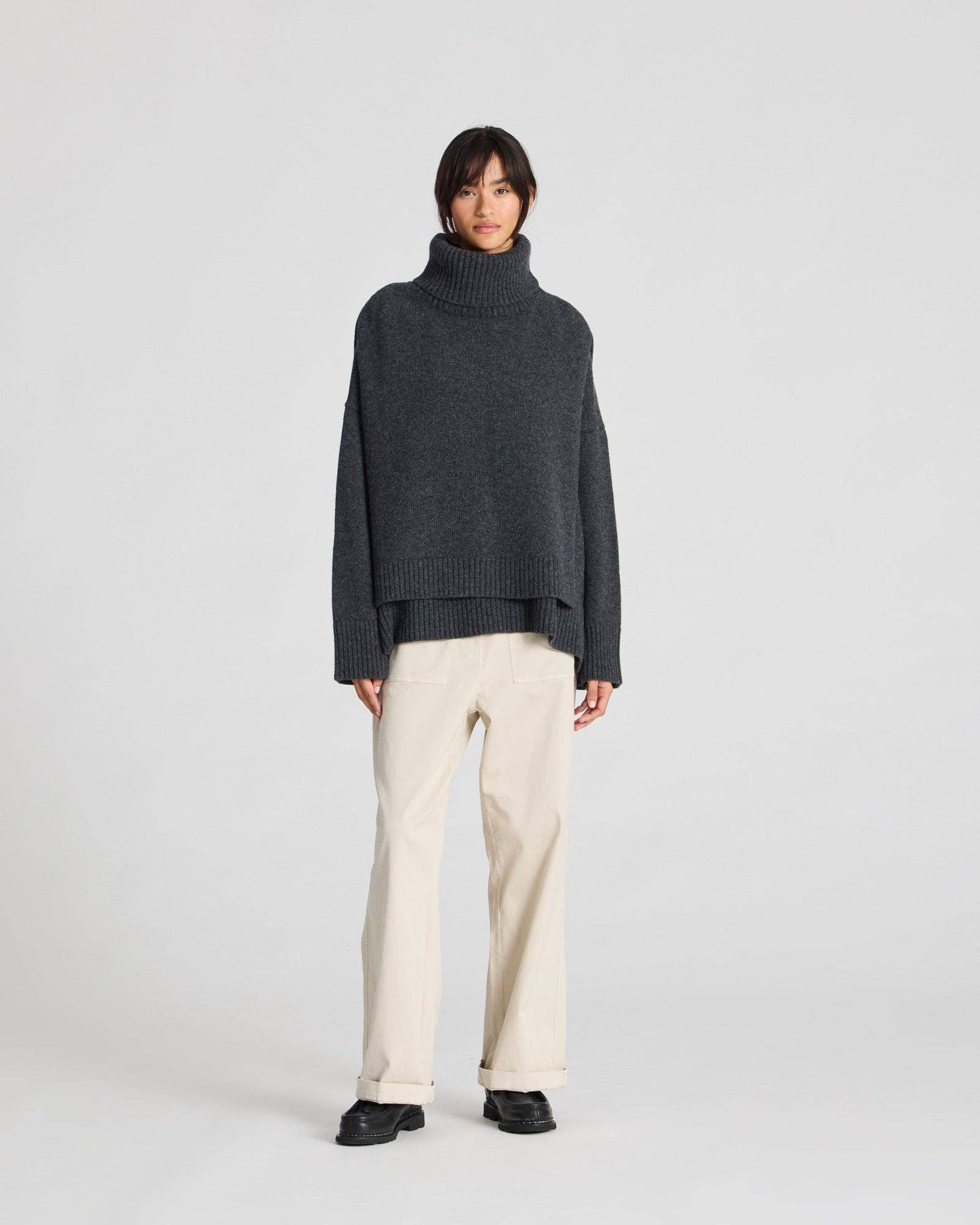 Maglione dolcevita oversize in lana d’agnello grigio scuro mélange