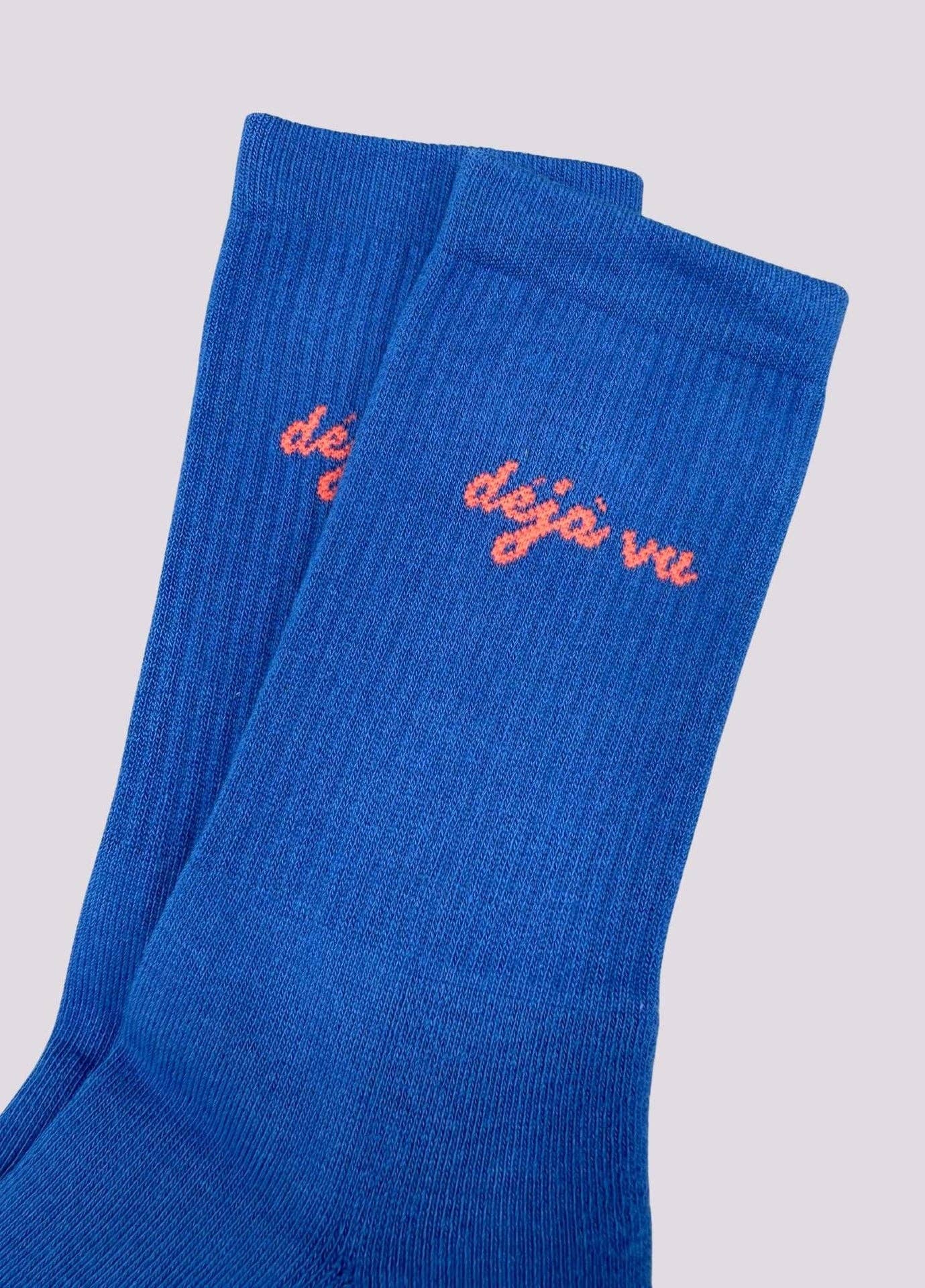 Calzini Déjà Vu blu con lettering corallo in cotone biologico