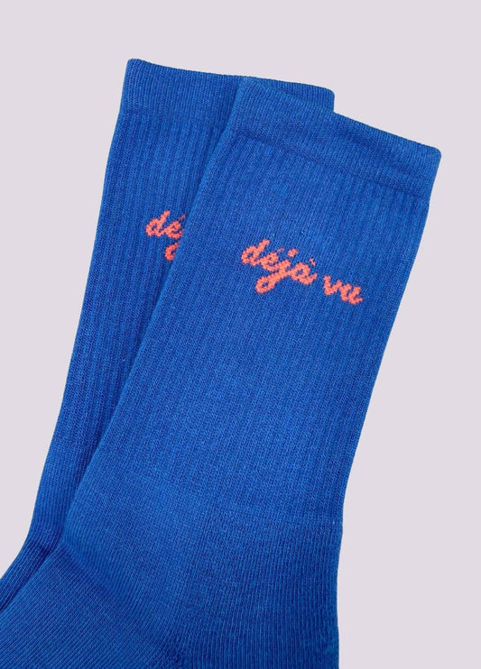 Calzini Déjà Vu blu con lettering corallo in cotone biologico