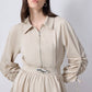 Abito midi beige con maniche arricciate e spilla in metallo