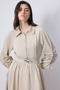 Abito midi beige con maniche arricciate e spilla in metallo