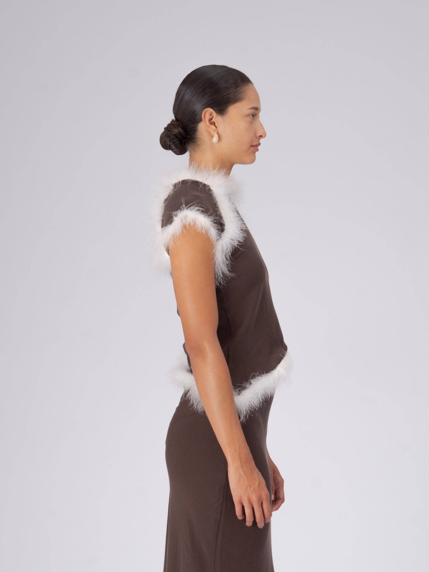 Top asimmetrico con piume marrone