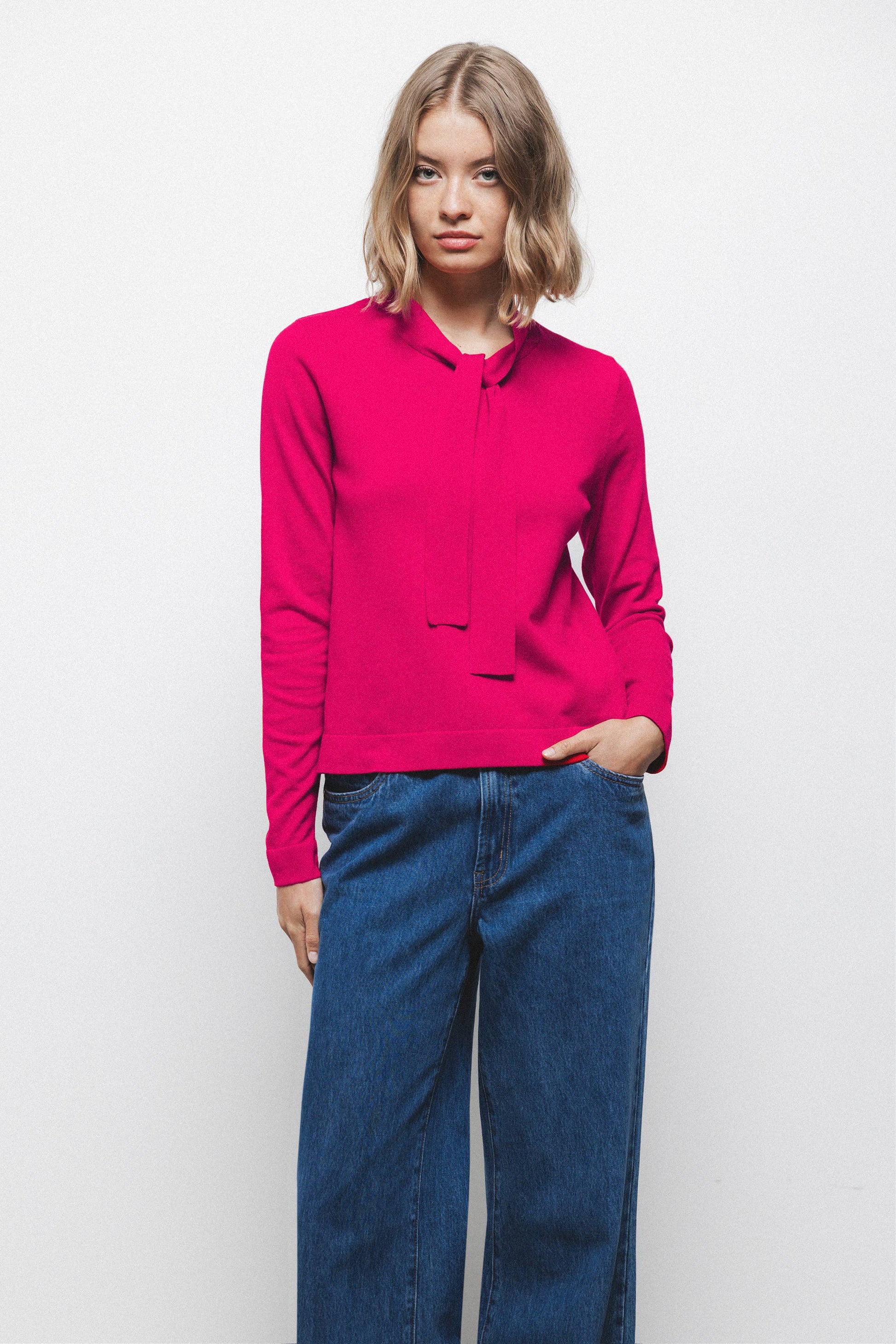 Maglione in maglia rasata con fiocco e scollo a V