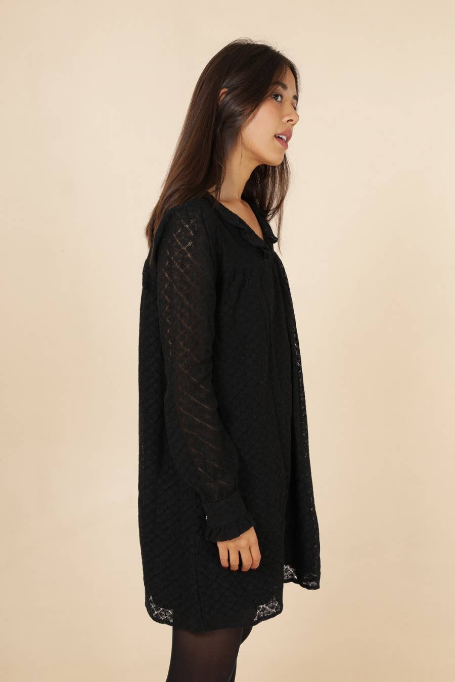 Abito corto in pizzo nero con scollo a V e volant
