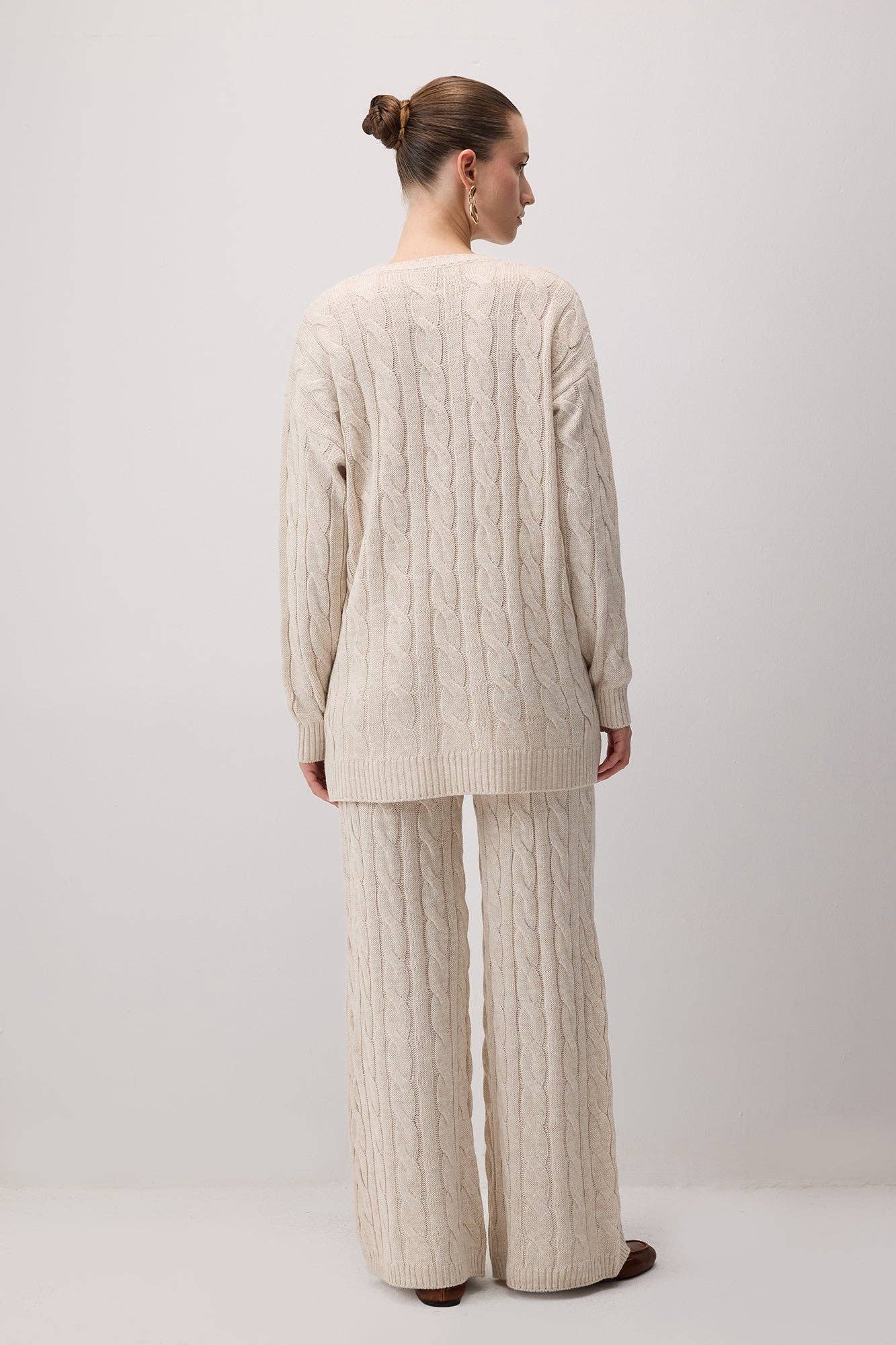 Set maglia e pantaloni in maglia a trecce