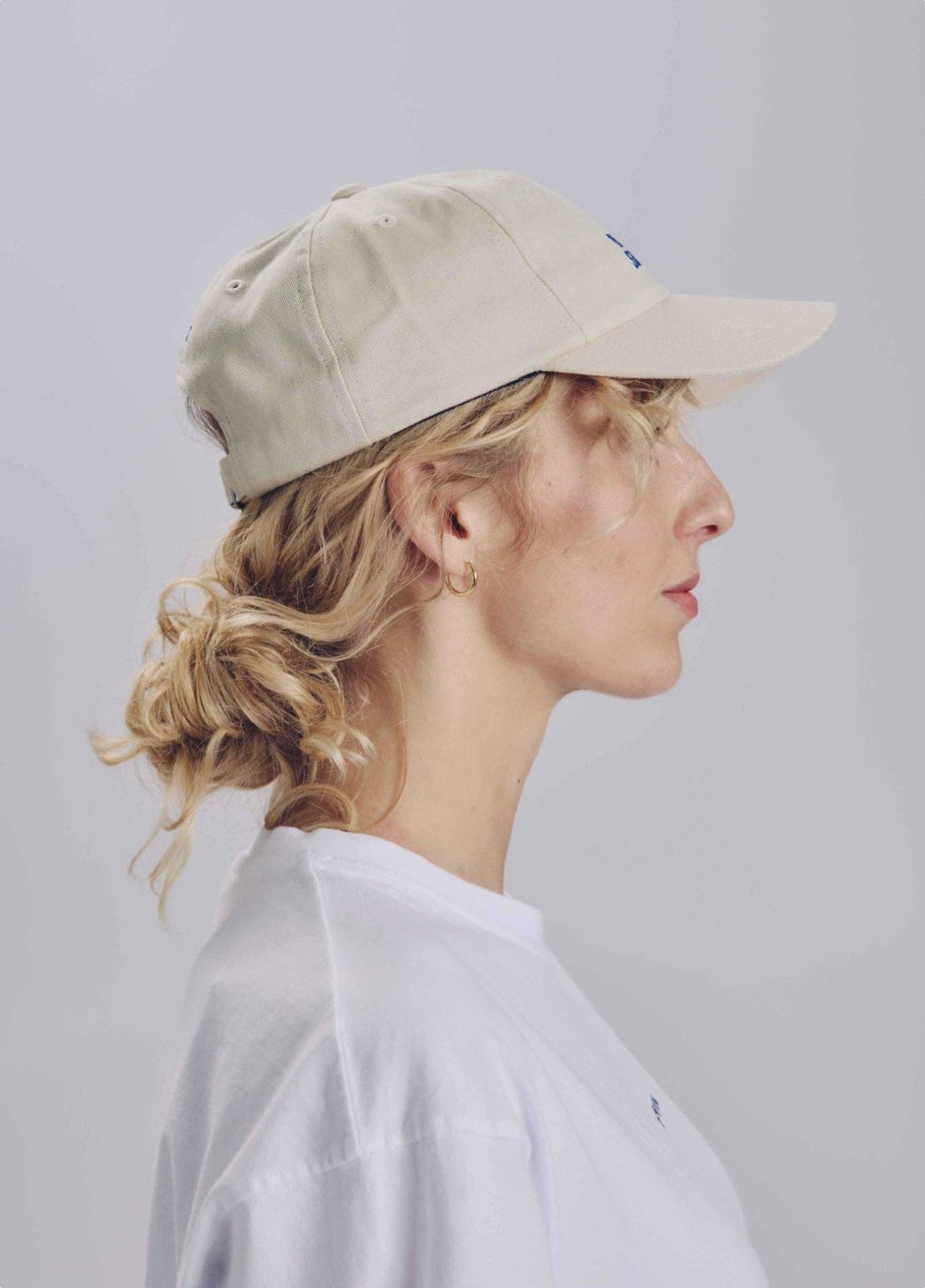 Cappellino beige ricamato “More Wine S’il Vous Plaît”