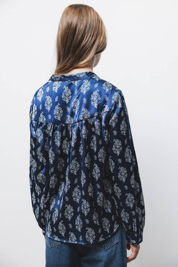 Blusa in raso stampato con bottoni