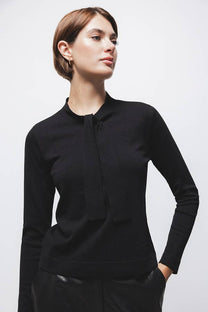 Maglione in maglia rasata con scollo a V e fiocco