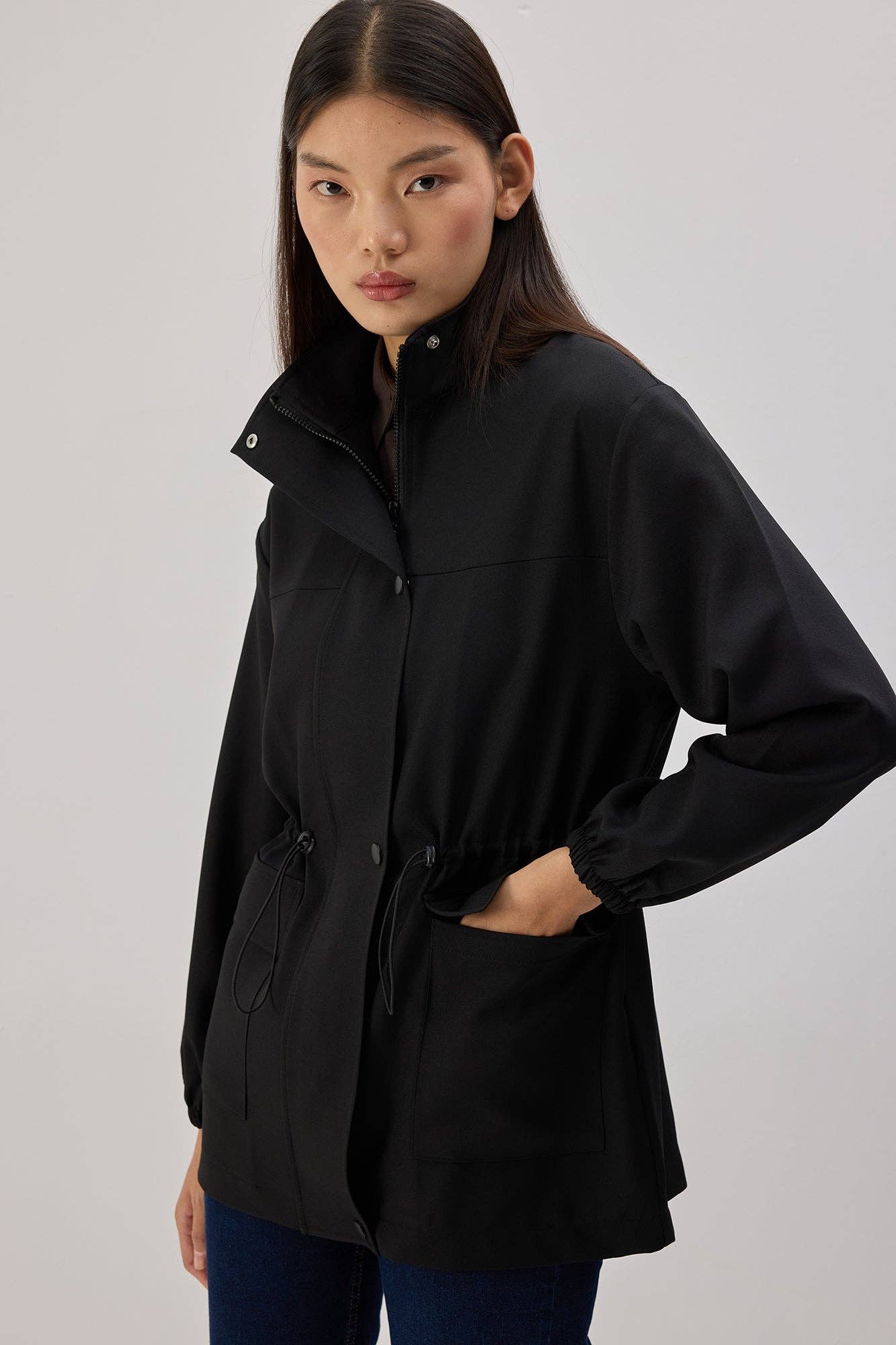 Giacca nera con zip e collo alto