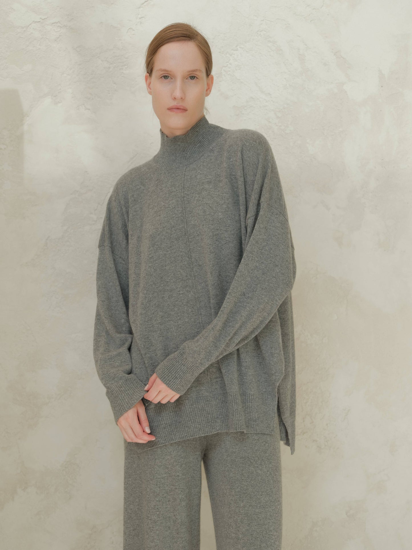 Maglione leggero dolcevita in misto cashmere con spacchi laterali
