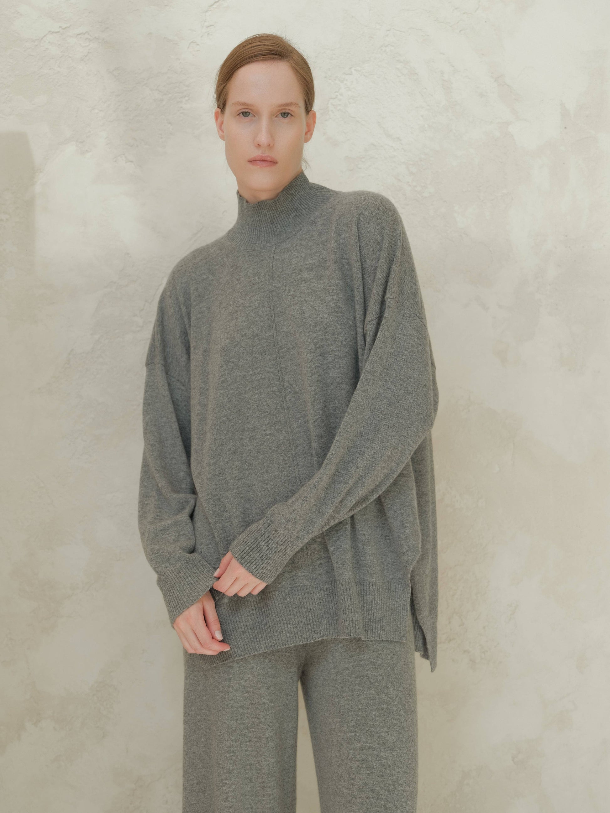 Maglione leggero dolcevita in misto cashmere con spacchi laterali