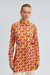 Camicia in raso fantasia geometrica con cintura