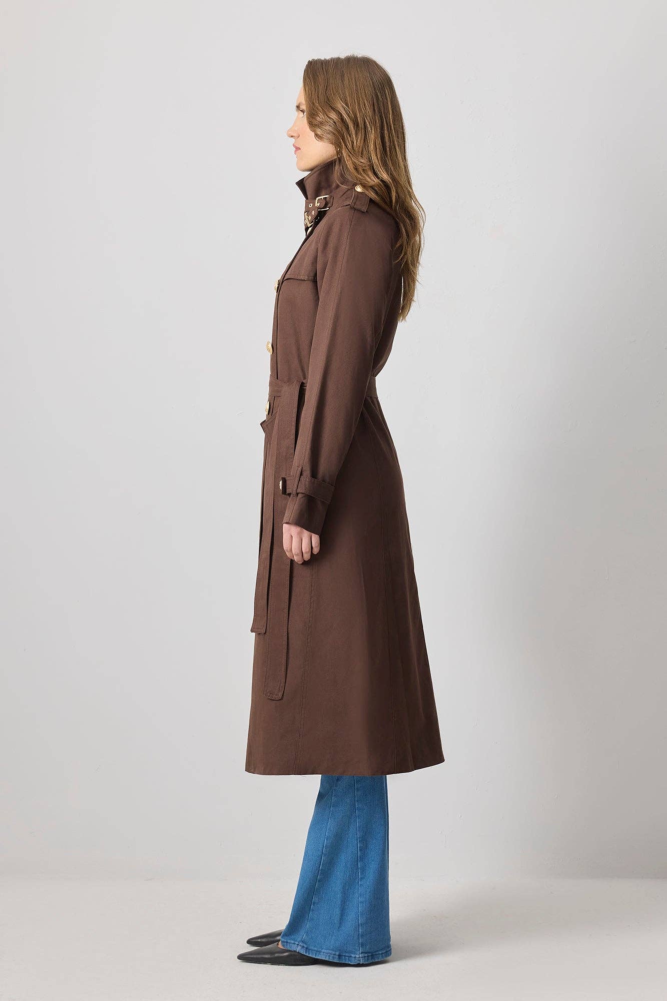 Trench in cotone con cintura e bottoni oro