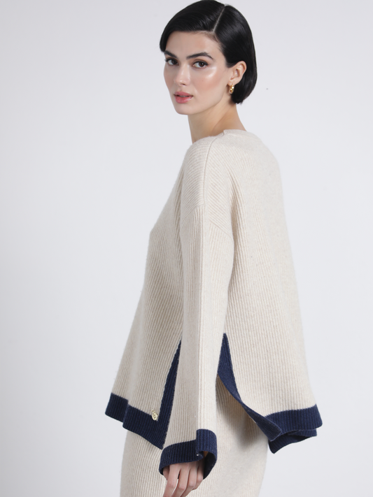Completo in maglia bicolore con maglione oversize e gonna midi