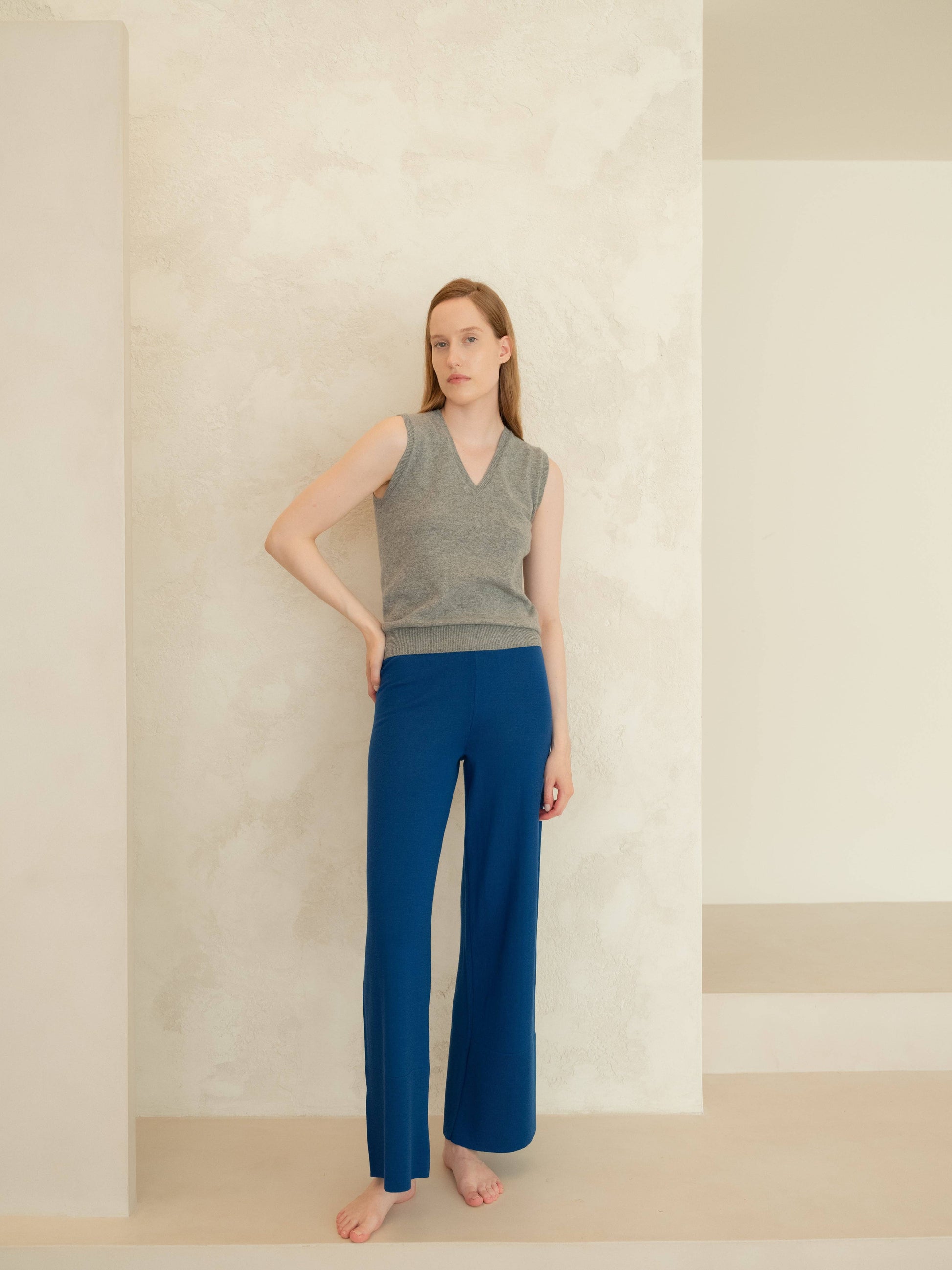 Canotta in puro cashmere con scollo a V