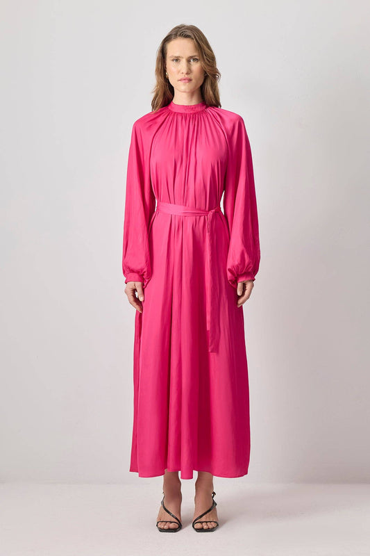 Abito lungo in raso fucsia con cintura