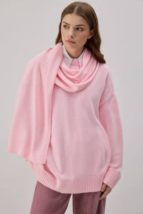 Maglione in maglia rosa con sciarpa integrata