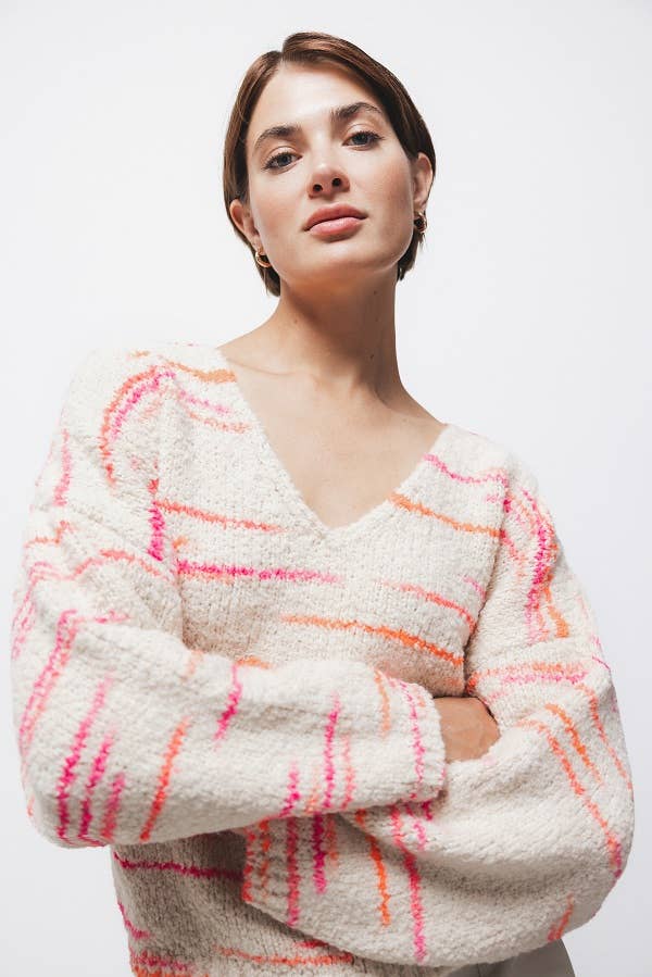 Maglione in maglia a righe con scollo a V