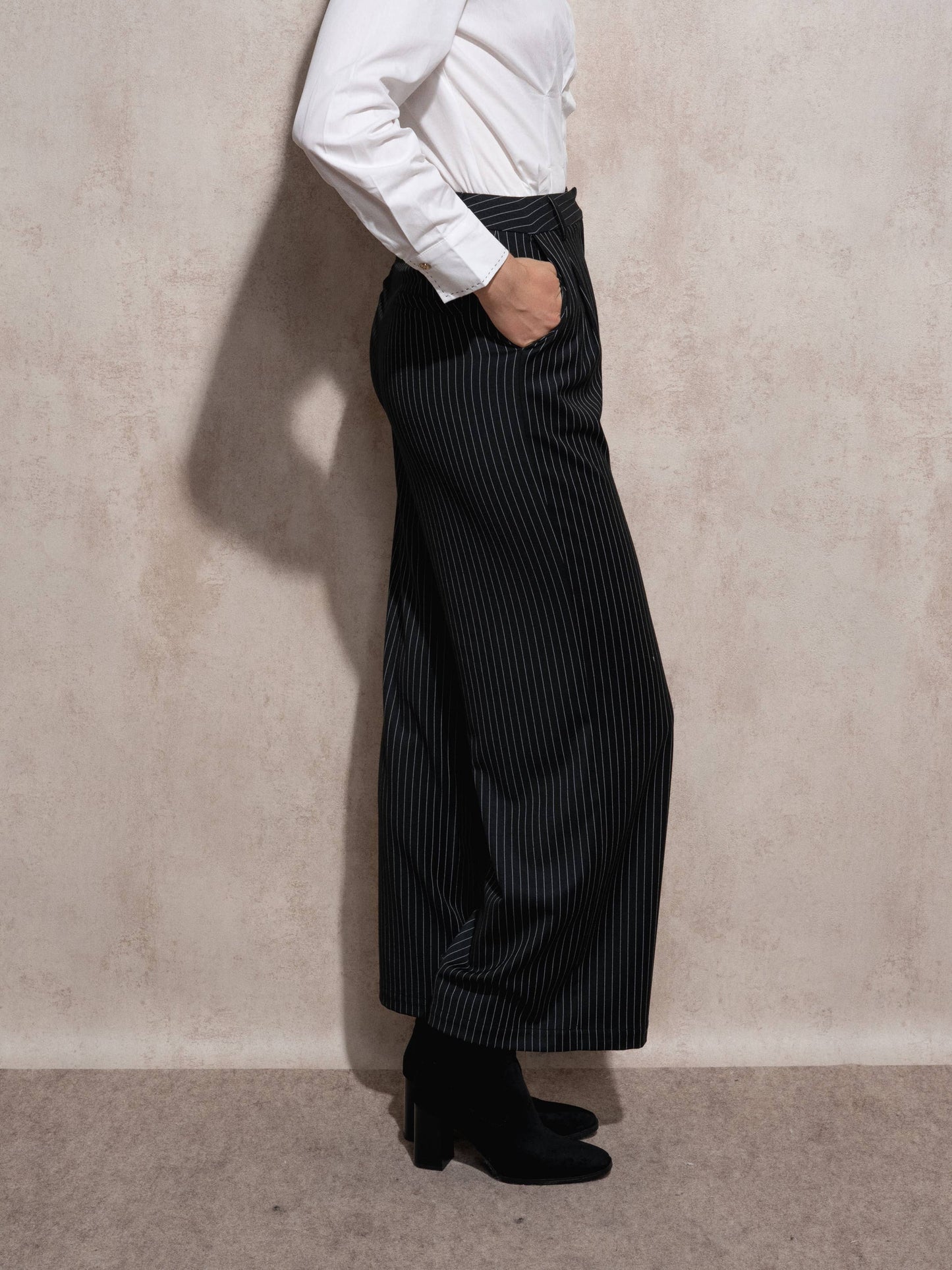 Pantaloni eleganti fluidi a gamba ampia gessati neri