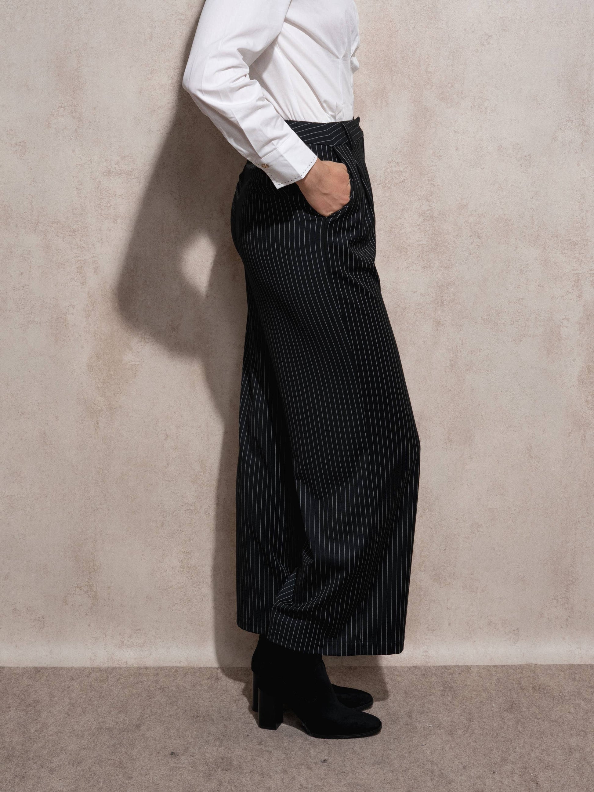 Pantaloni eleganti fluidi a gamba ampia gessati neri