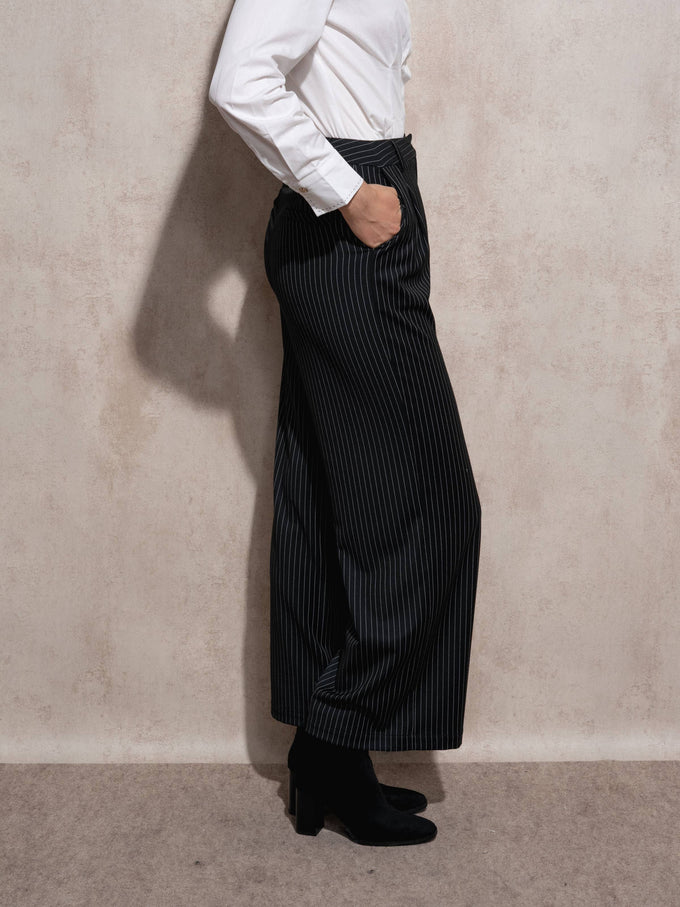 Pantaloni eleganti fluidi a gamba ampia gessati neri