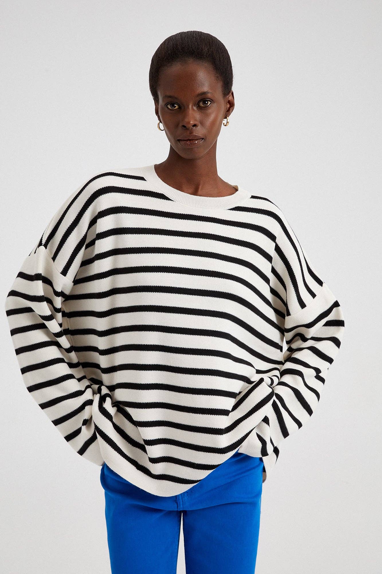 Maglione oversize a righe bianche e nere