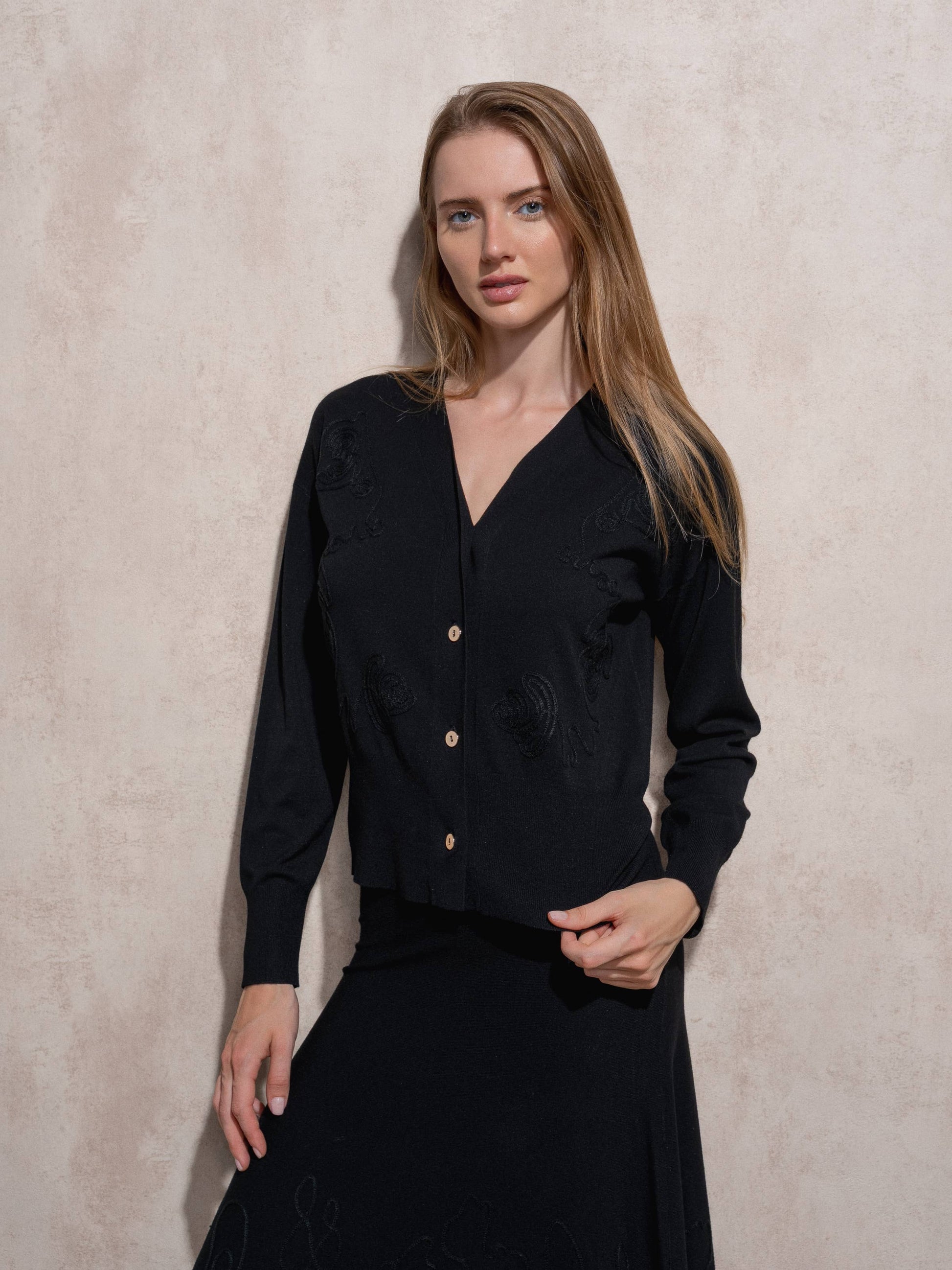 Set in maglia fine con cardigan e gonna ricamata