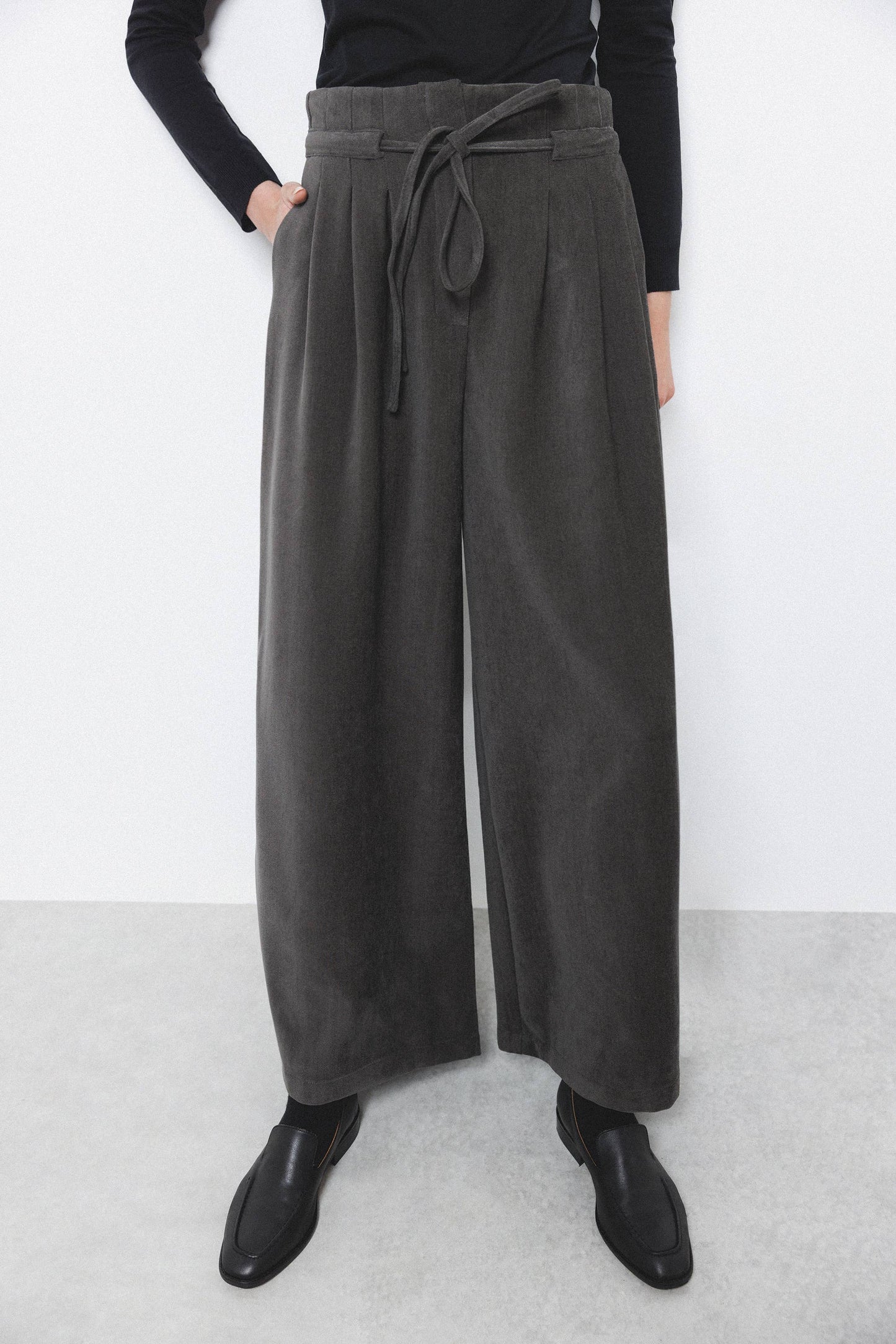 Pantaloni palazzo a pieghe in velluto con vita alta