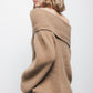 Maglione in maglia con cappuccio e scollo off-shoulder