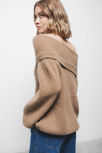 Maglione in maglia con cappuccio e scollo off-shoulder