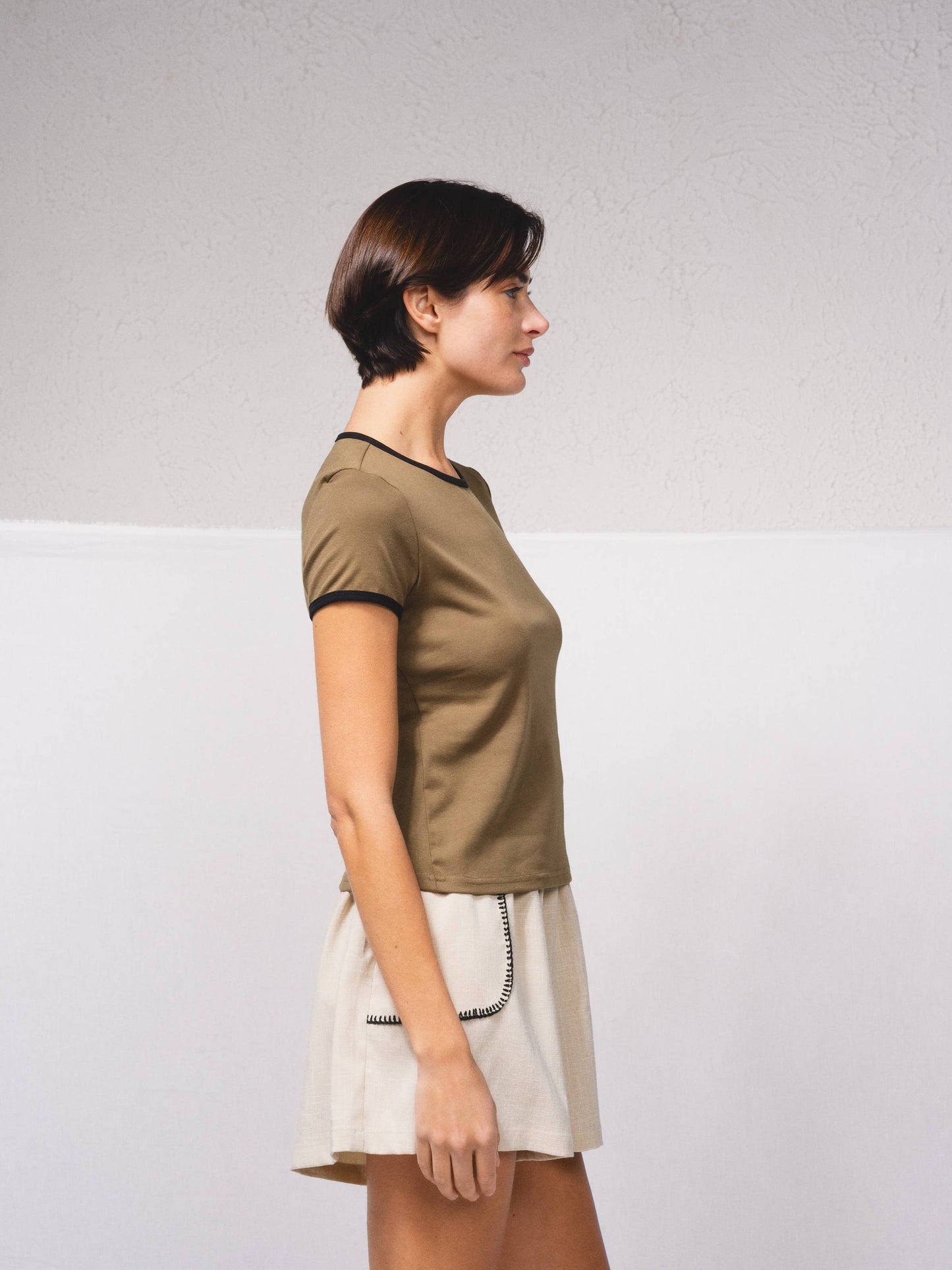T-shirt bicolor con bordi a contrasto