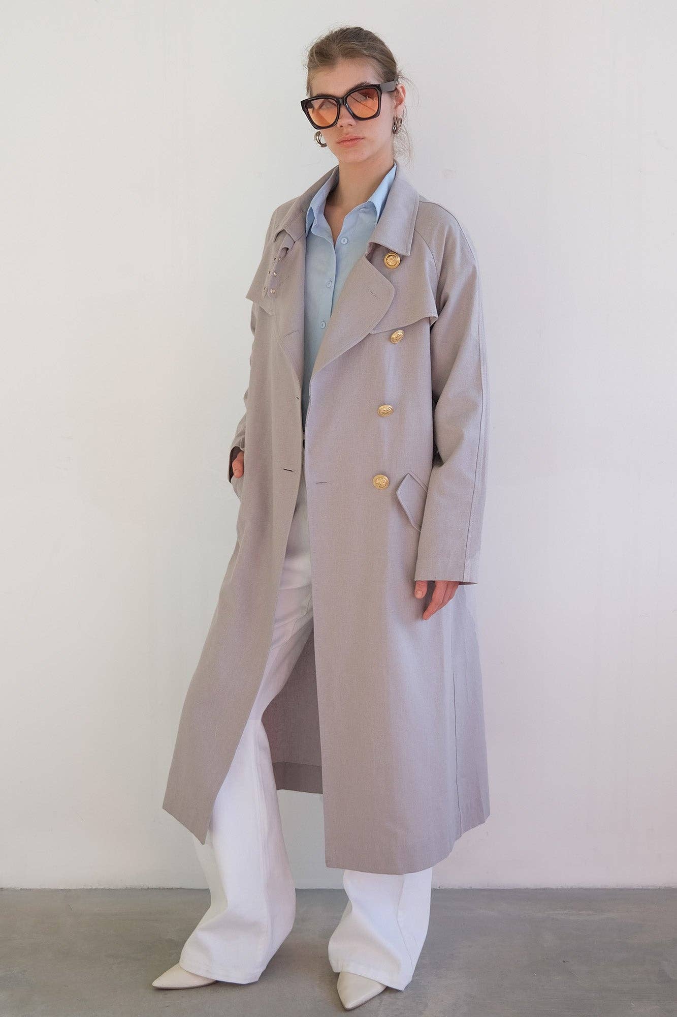 Trench coat doppiopetto in lino con bottoni dorati