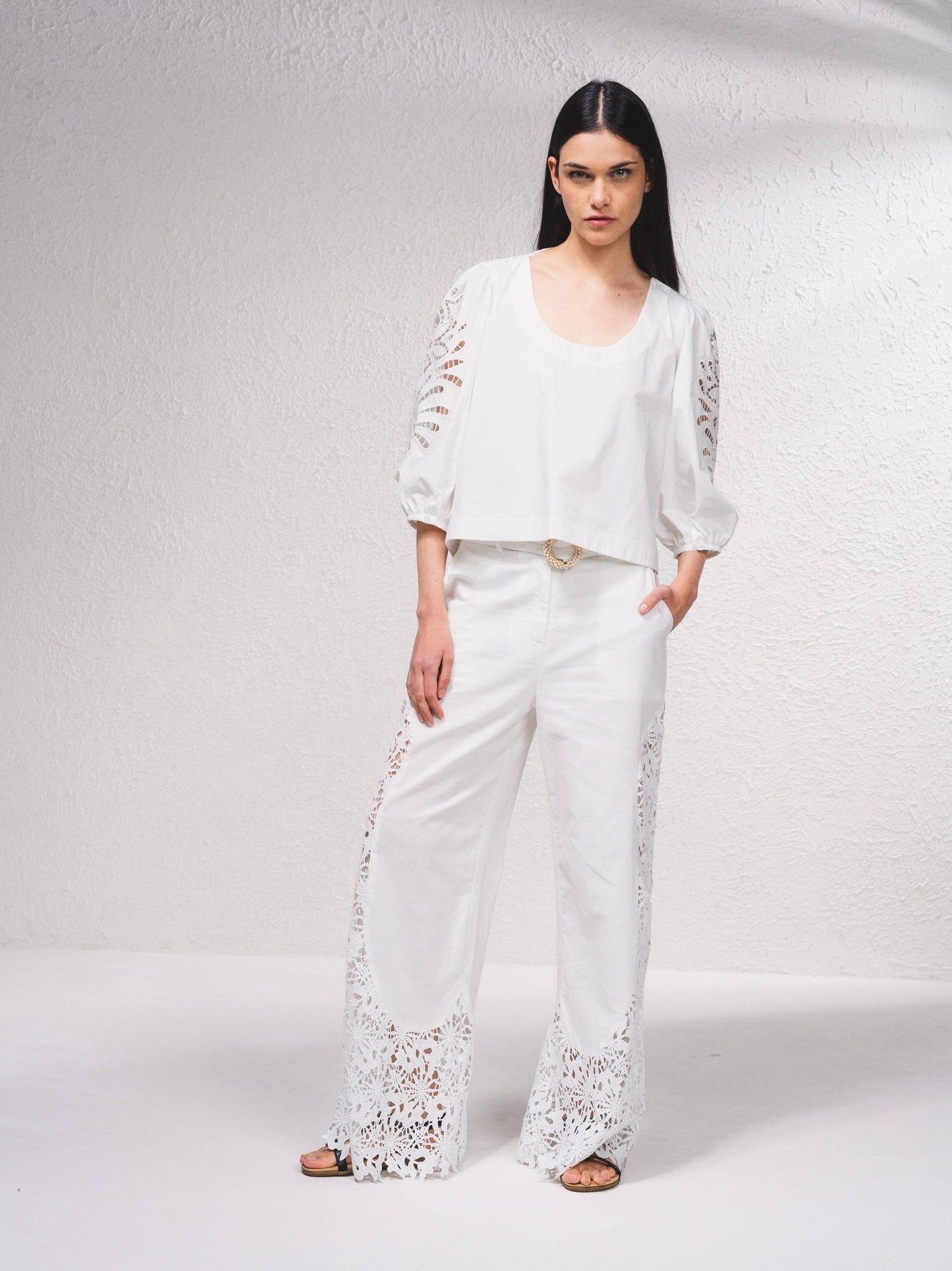 Pantaloni palazzo con pizzo e cintura regolabile