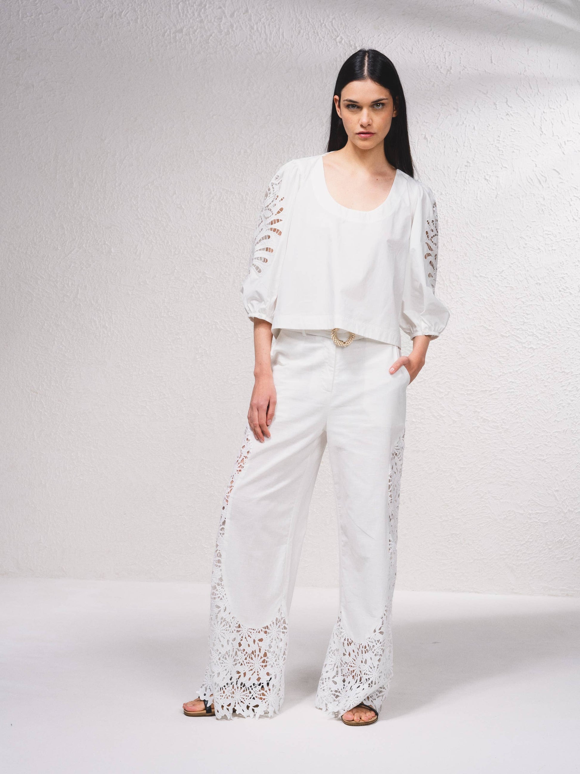 Pantaloni palazzo con pizzo e cintura regolabile