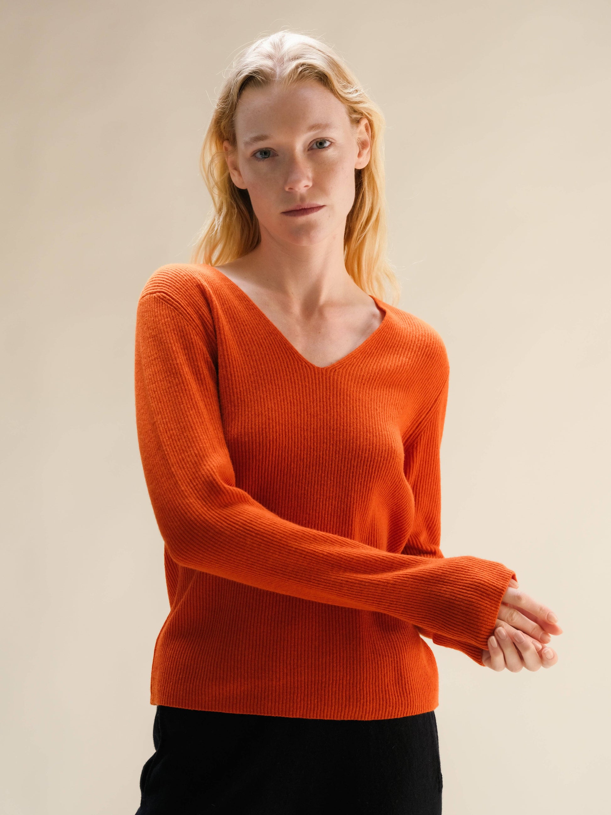 Maglia a coste con scollo a V in misto cashmere